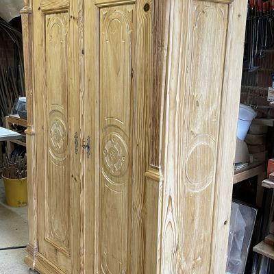 Weichholzschrank um 1880
