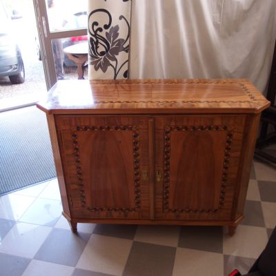 Halbschrank-Nussbaum-mit-Intarsien-2Tür-1