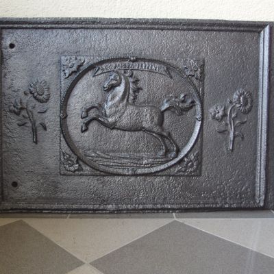 Ofenplatte-aufsteigendes-Pferd-kleines-Feld-1