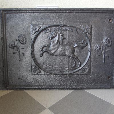 Ofenplatte-aufsteigendes-Pferd-mit-Sonnenblumen-1