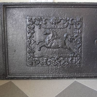 Ofenplatte-aufsteigendes-Pferd-ohne-Sonnenblumen-1