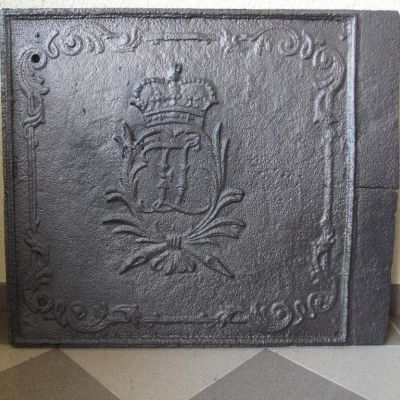 Ofenplatte-mit-Krone-1