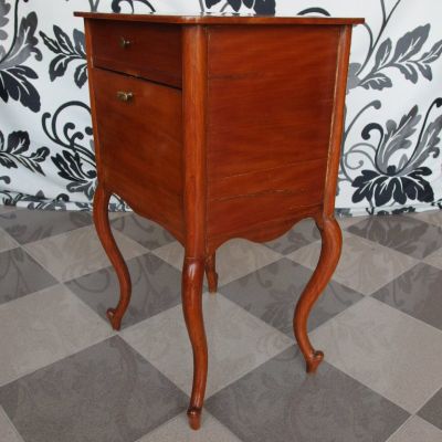 Schränkchen-1810-Kirsche-geschwungene-Füße-2