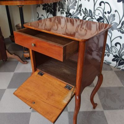 Schränkchen-1810-Kirsche-geschwungene-Füße-5