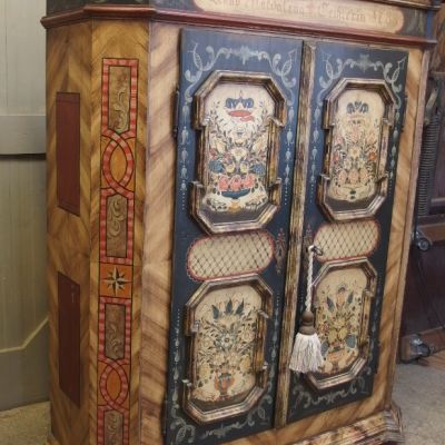 Schrank-2-türig-bemalt-und-datiert-4