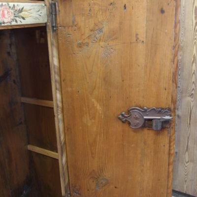 Schrank-2-türig-bemalt-und-datiert-6