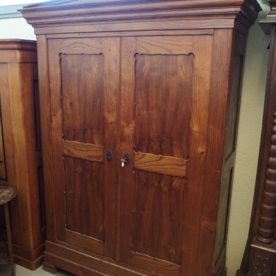 Schrank-mit-Giebel